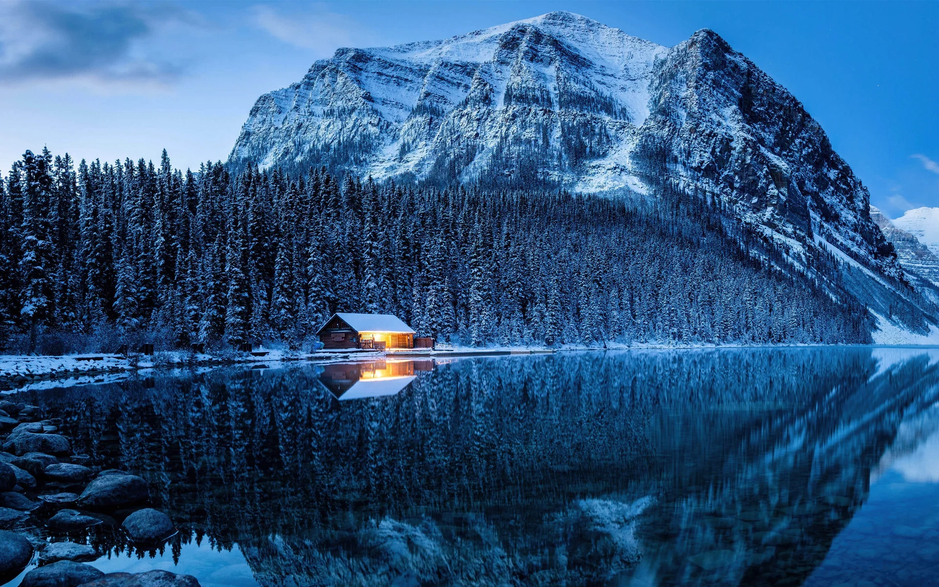 路易斯湖冬夜木屋 4K 雪景壁纸、班夫国家公园雪山冰湖桌面背景