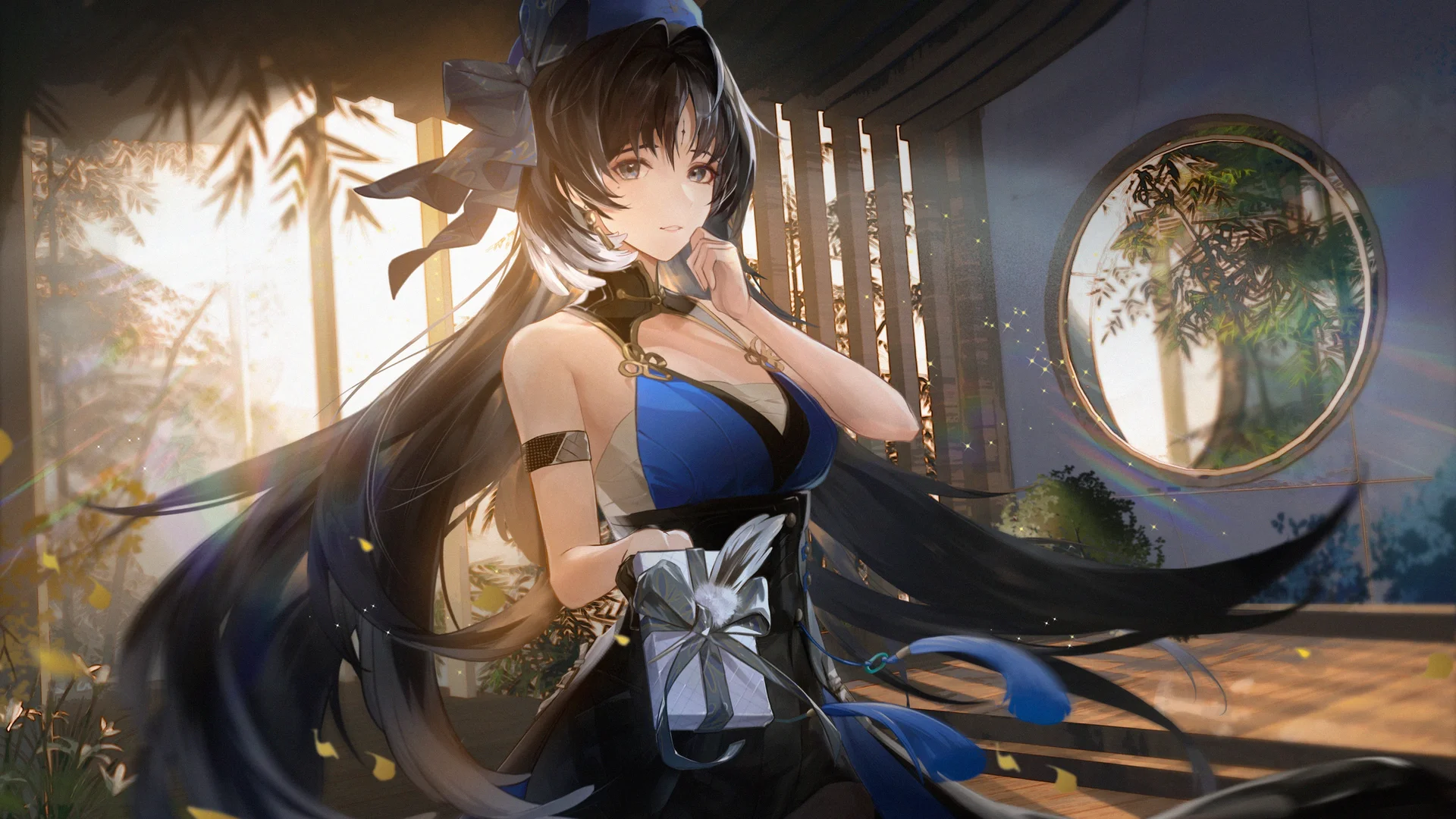 二次元国风少女蓝黑旗袍 4K 插画壁纸、庭院光影礼物桌面背景