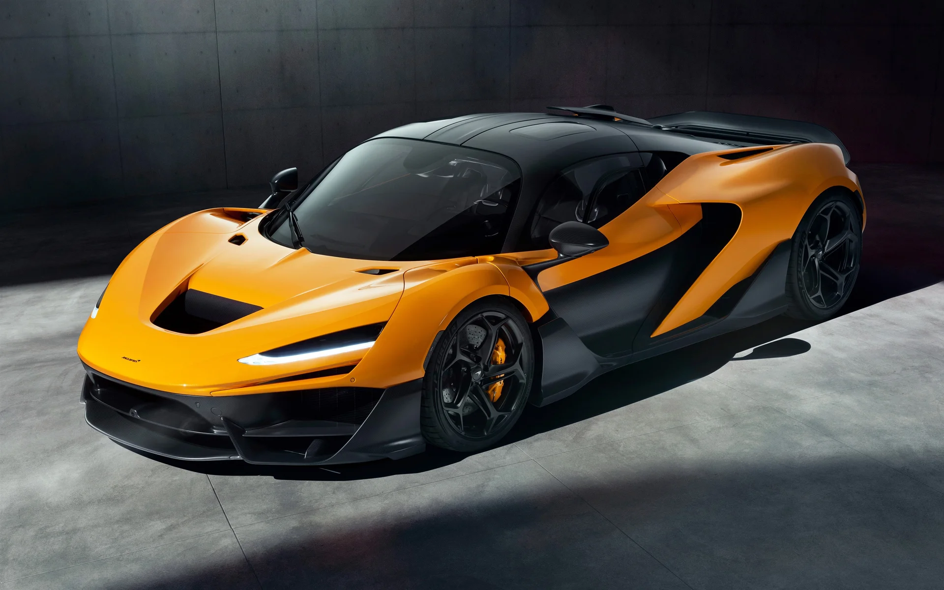 迈凯伦橙黑超跑 4K 赛道壁纸、碳纤维性能跑车桌面背景