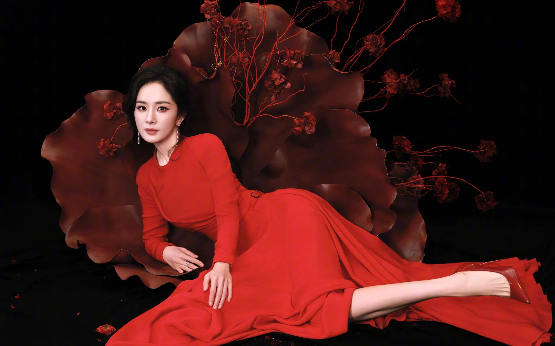 杨幂红裙写真 4K 高清壁纸，国风红韵氛围感大片