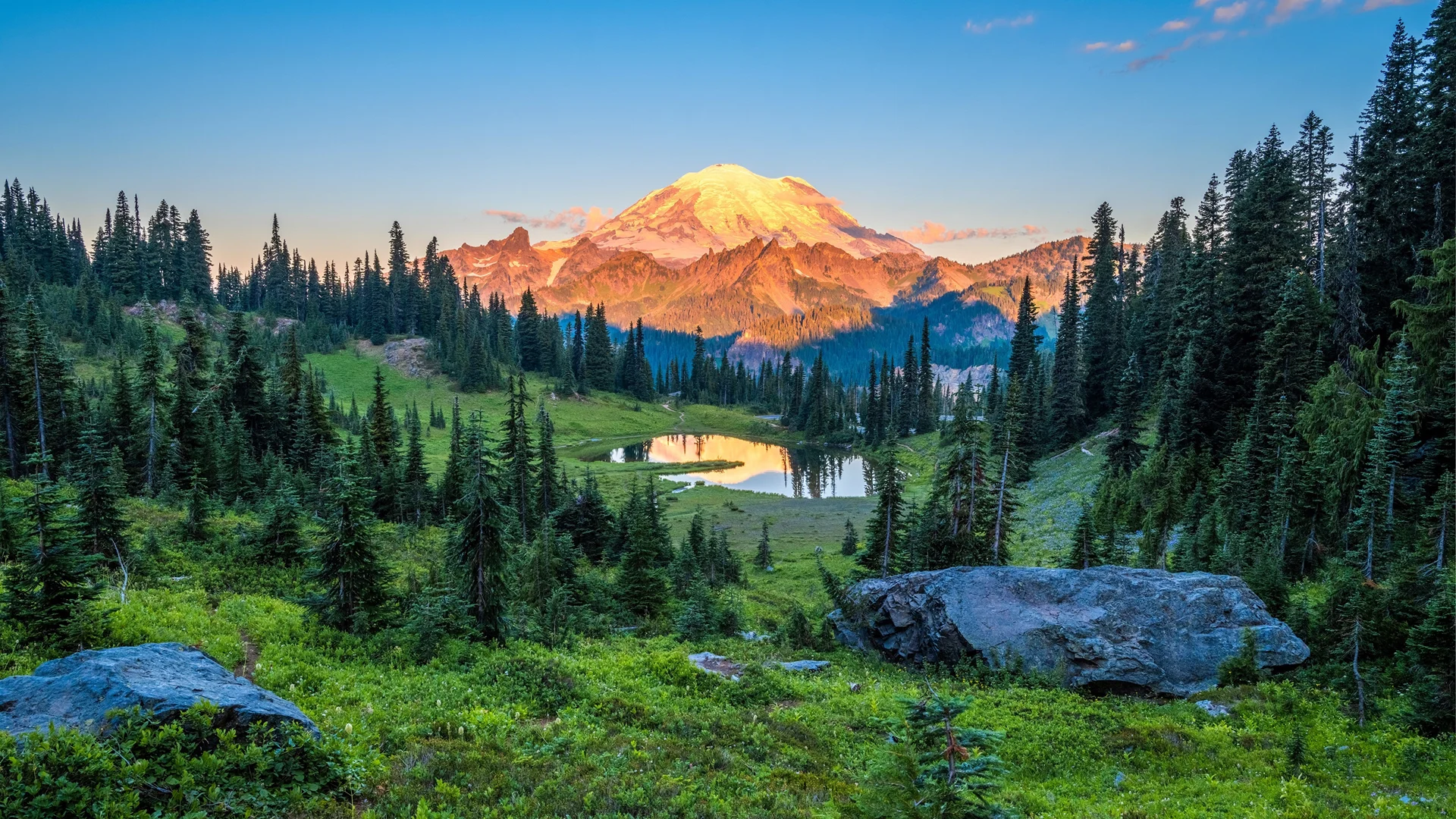 雷尼尔山国家公园，雪山湖泊森林 4K 风景电脑壁纸
