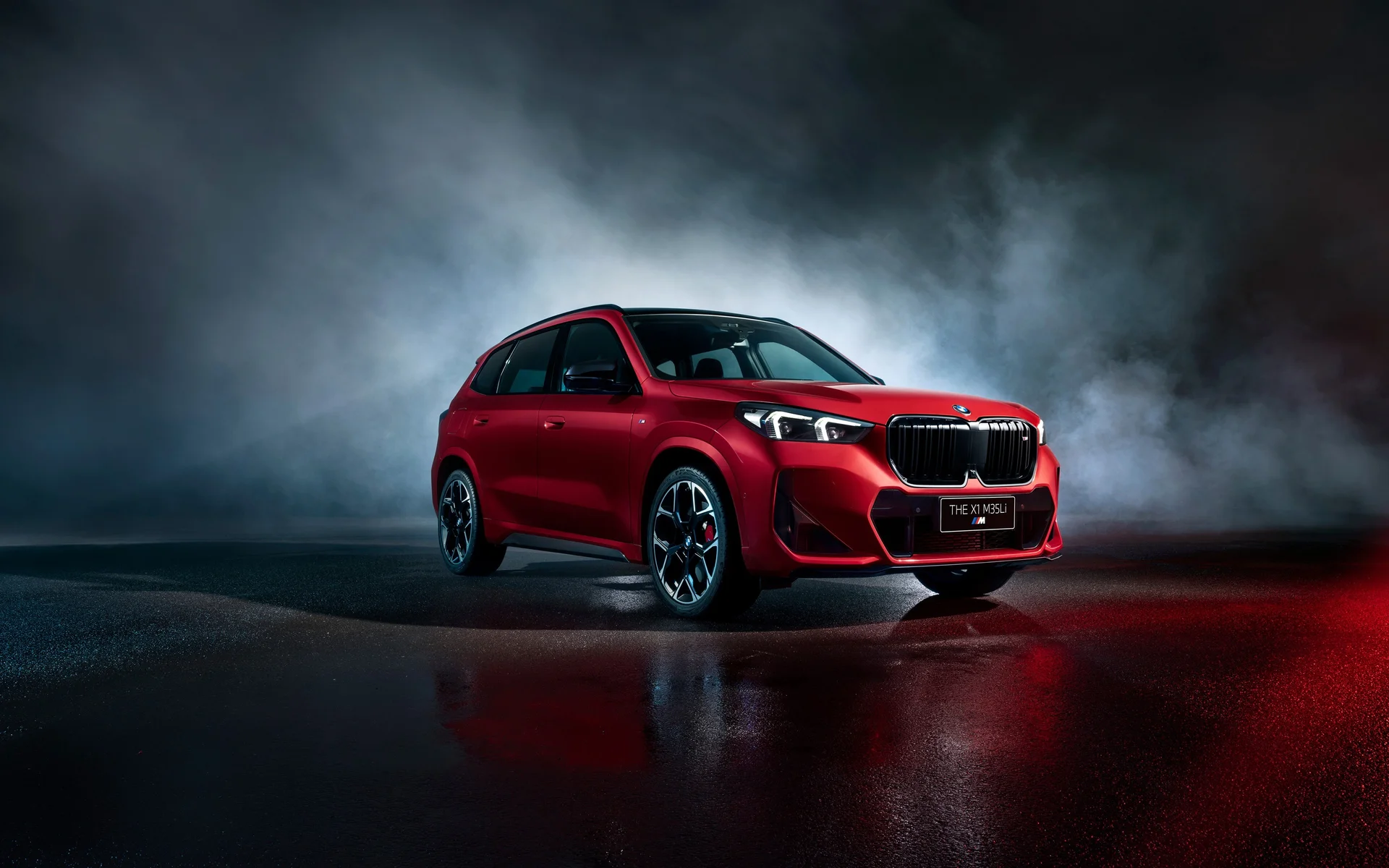 宝马 X1 M35Li 火焰红，高性能 SUV 4K 官图壁纸