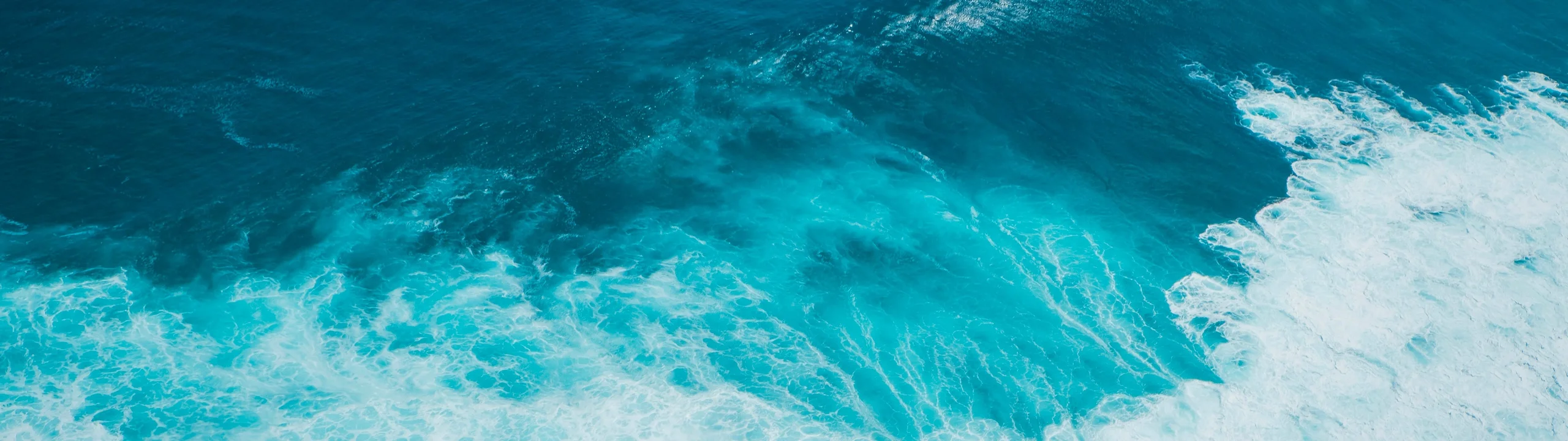 碧海白浪，青澜逐岸 4K 宽屏风光摄影壁纸