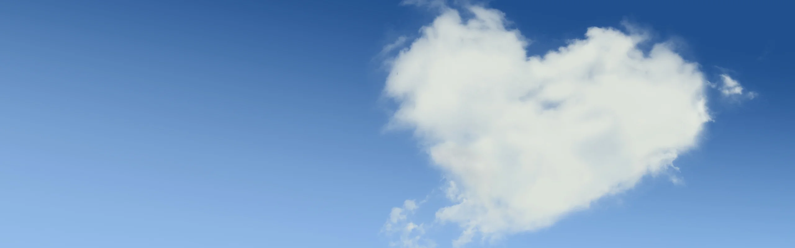 心形云，云端寄情 4K 宽屏风光摄影壁纸