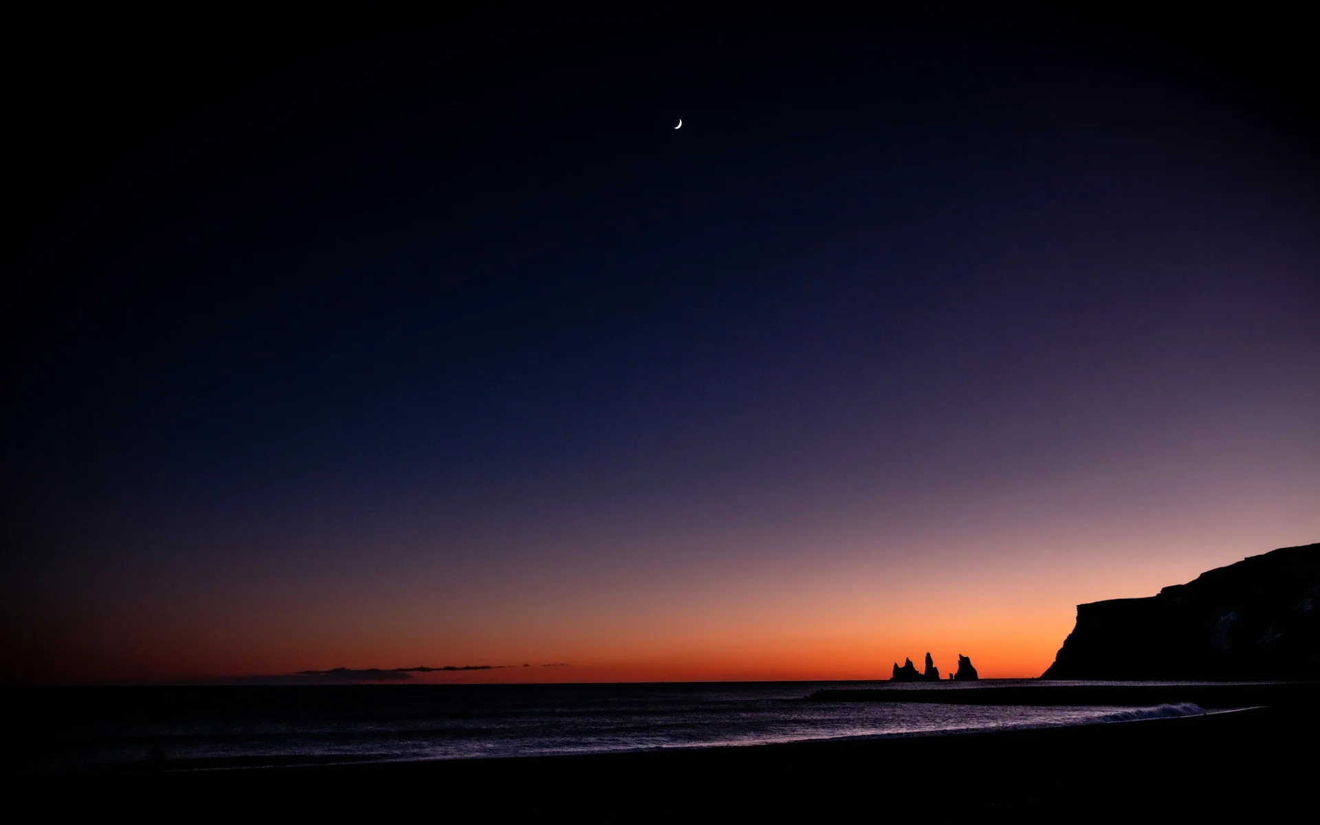 冰岛黑沙滩，新月悬空 4K 风光摄影壁纸4K壁纸_4K风景