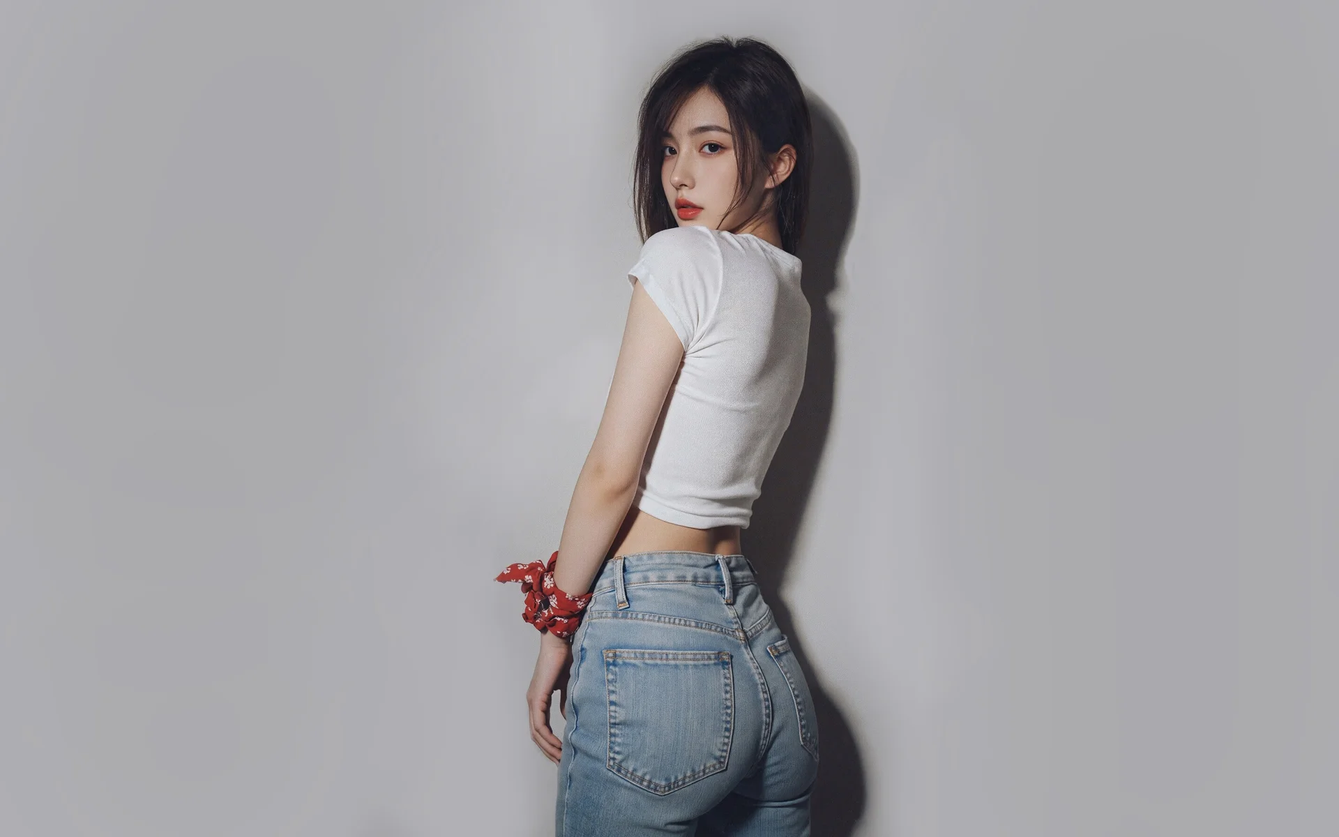 白 T 牛仔，清简回眸 4K 人像写真壁纸