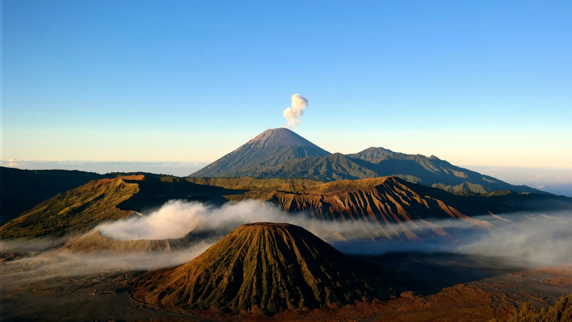 布罗莫火山，晨雾圣境 4K 风光摄影壁纸