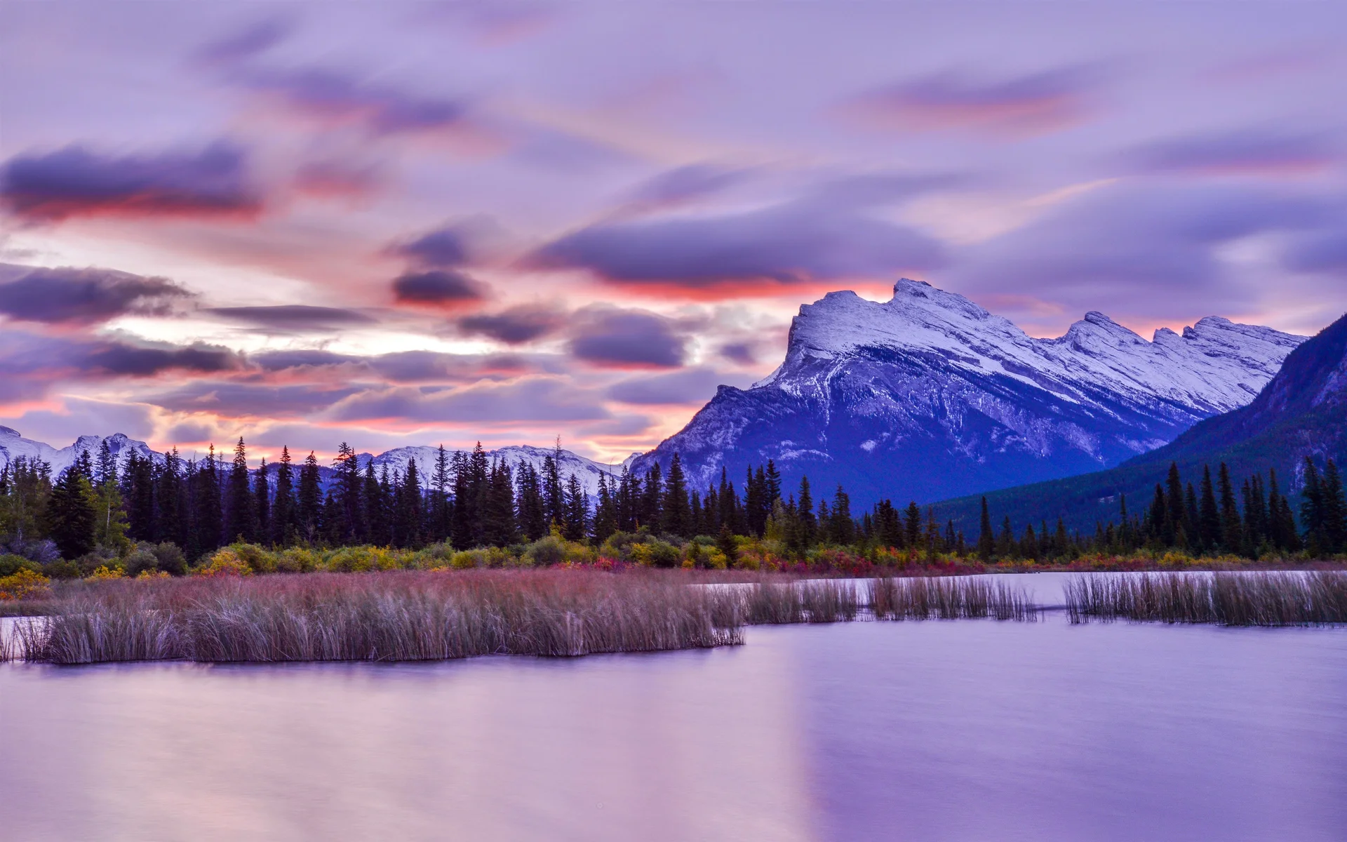班夫 Vermilion Lakes，紫霞圣峰 4K 风光摄影壁纸
