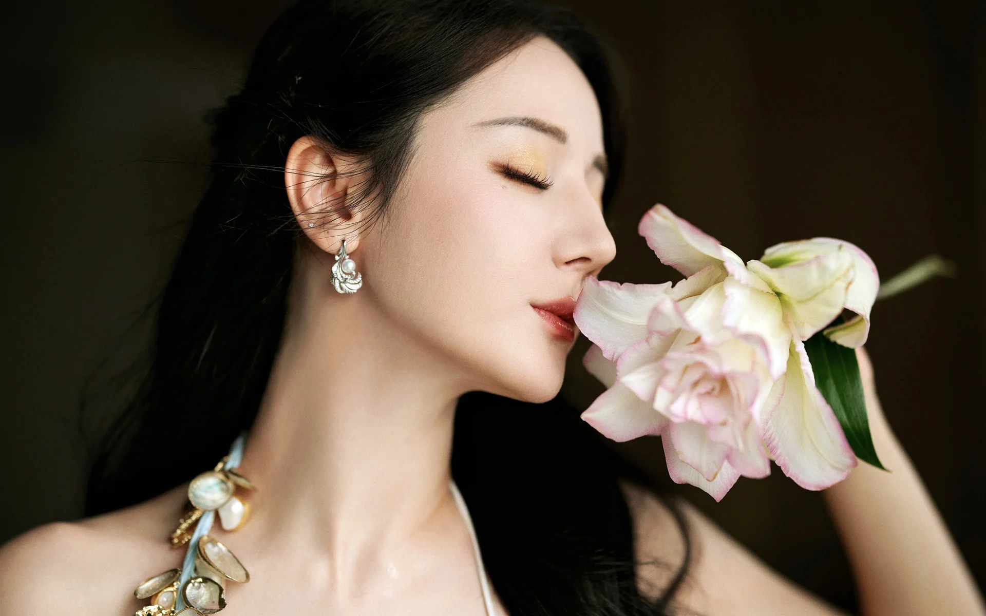 迪丽热巴 百合清韵，中式温婉美人 4K 人像写真壁纸