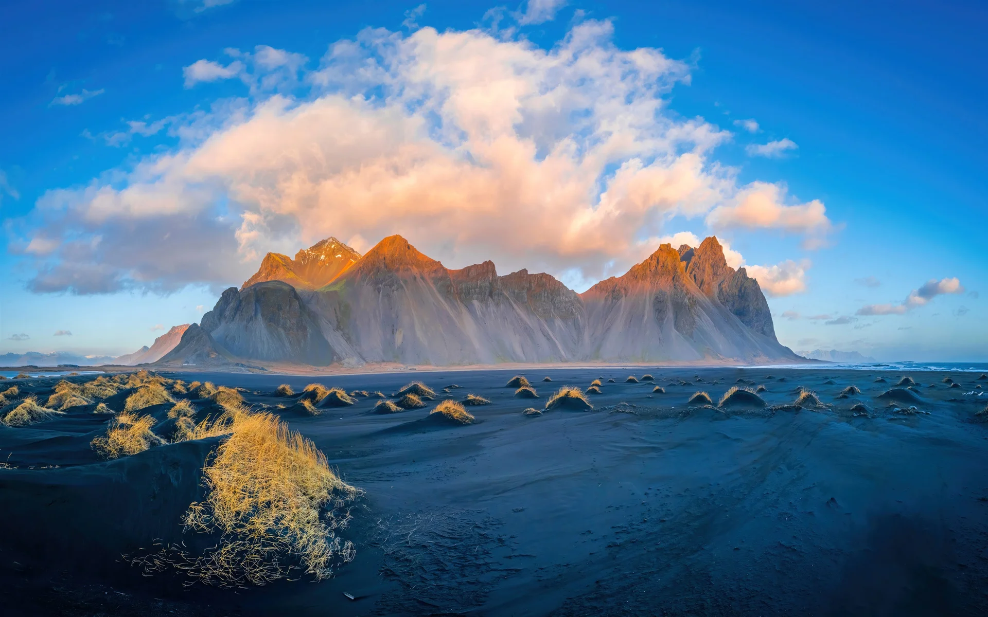 冰岛 Vestrahorn，黑沙金峰 4K 风光摄影壁纸