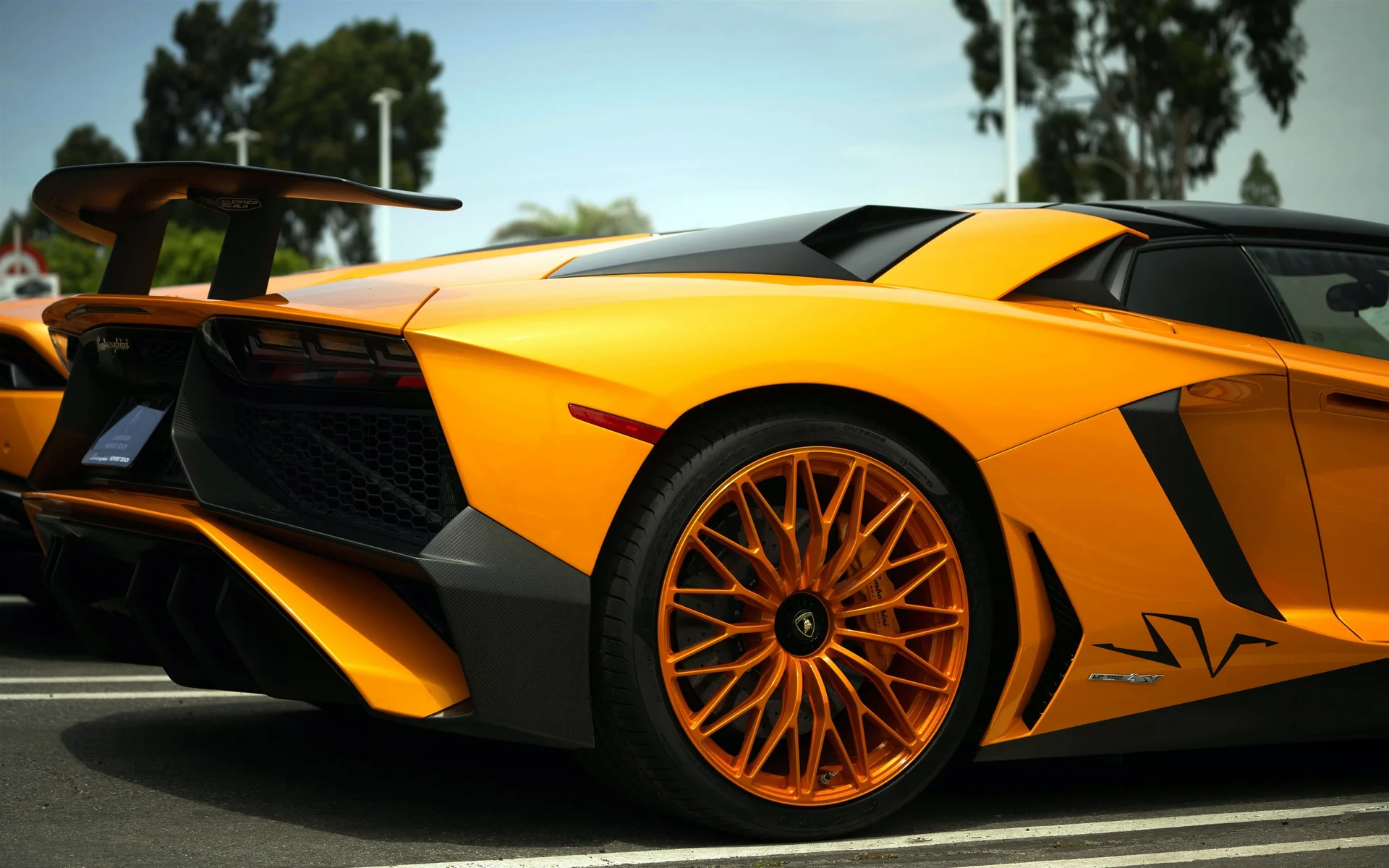 兰博基尼 Aventador SVJ，橙焰狂牛 4K 超跑实拍壁纸