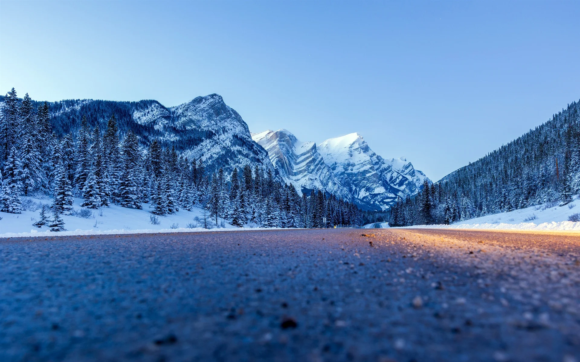 雪境天路，加拿大落基山脉冬日 4K 风光摄影壁纸