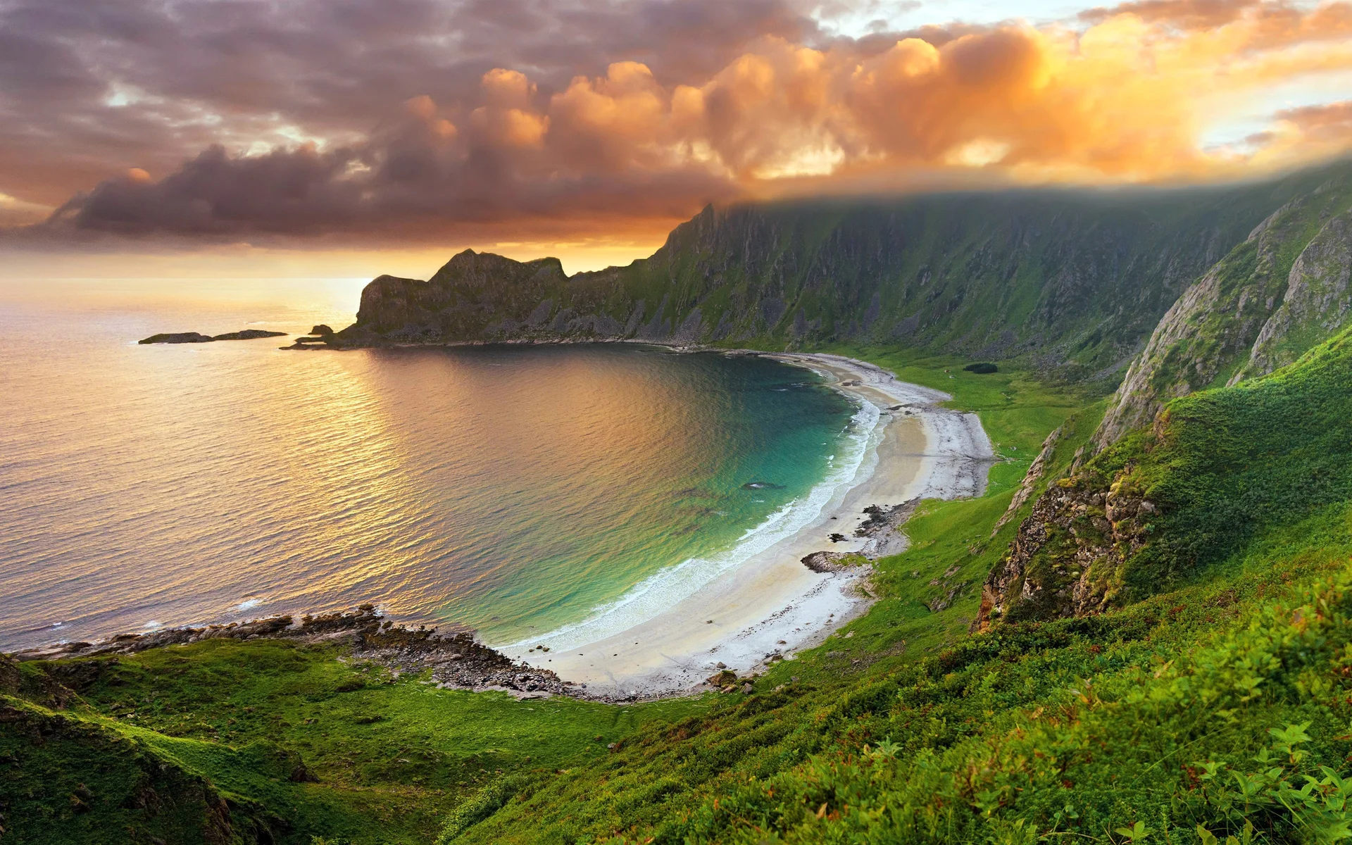 金湾翠浪，挪威罗弗敦群岛海岸 4K 日出风光壁纸
