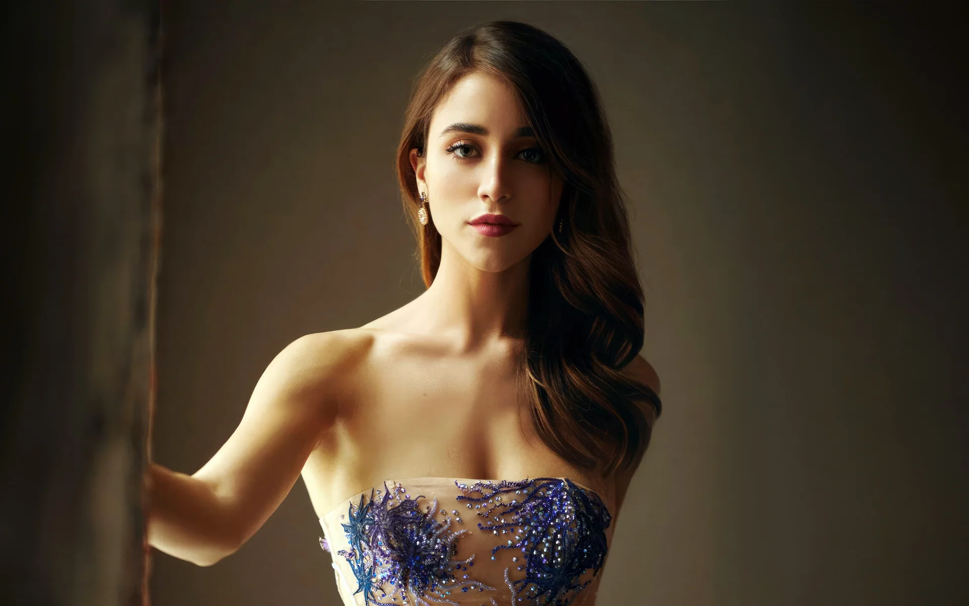 紫韵华裳，凯莉·考恩奢华礼服少女 4K 氛围感写真壁纸