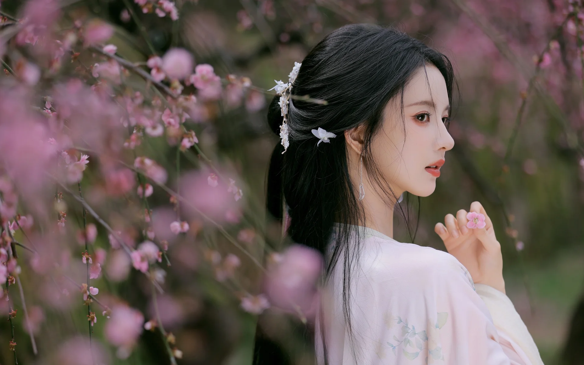 梅间清韵，刘些宁汉服少女赏梅 4K 写真壁纸