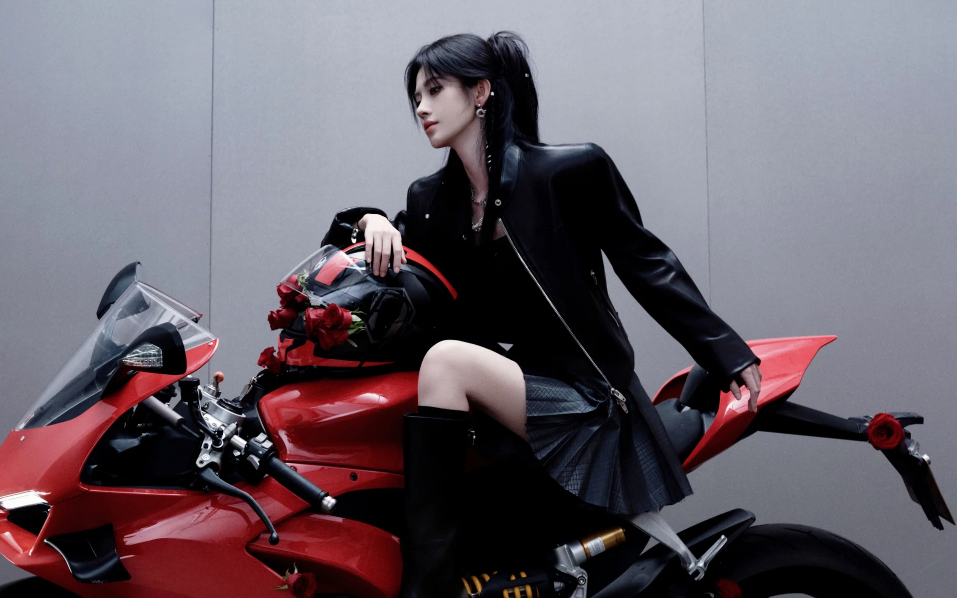 烈焰机车，鞠婧祎红摩托酷飒少女 4K 写真壁纸